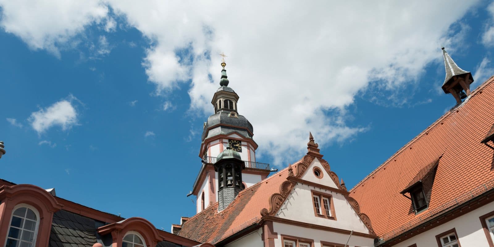 Museumsvitrine mit Odenwälder Geschichte und Handwerk