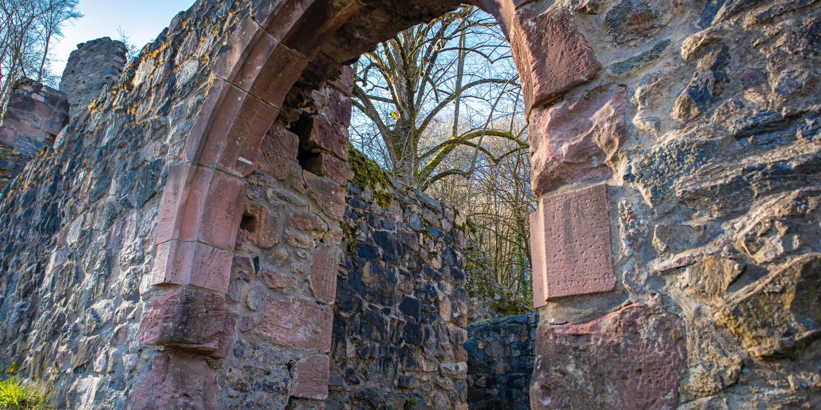 Historische Altstadt mit Burg- und Fachwerkcharakter im Odenwaldraum