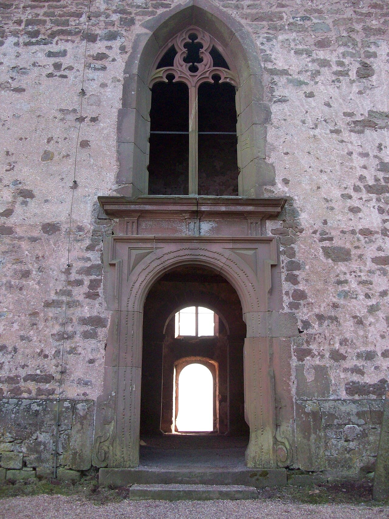Portal und Maßwerkfenster der Gotthardsruine bei Amorbach