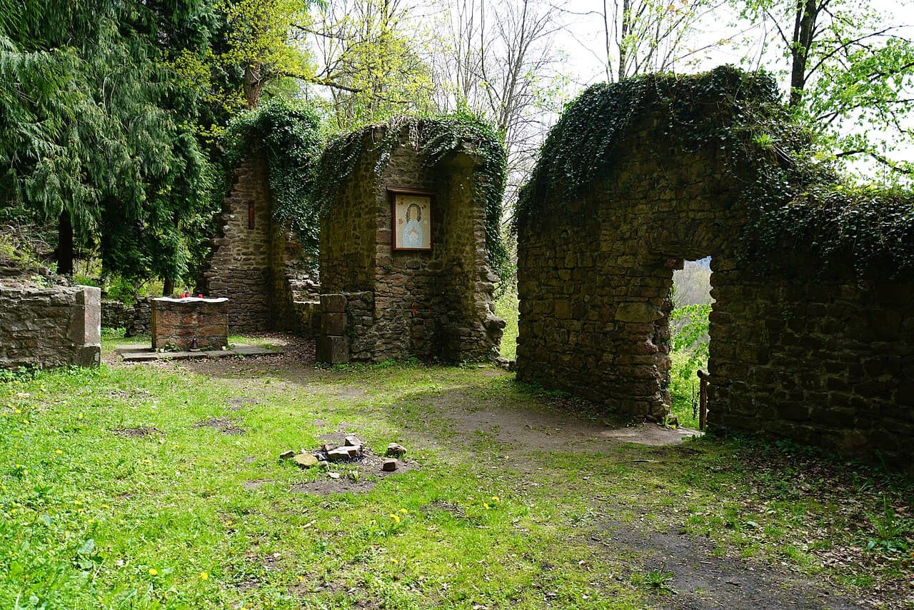 Blick durch die Kapellenruine Lichtenklingen auf den Altar