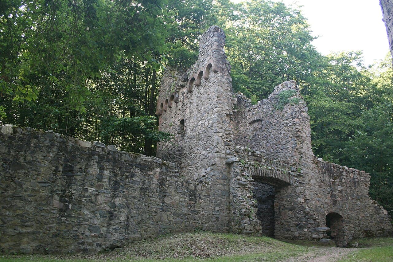 Burgruine Rodenstein mit steinernem Tor und Mauern im Wald