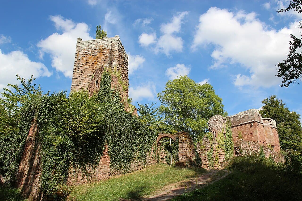 Sandsteinmauern und Toranlage der Burg Wildenberg bei Kirchzell