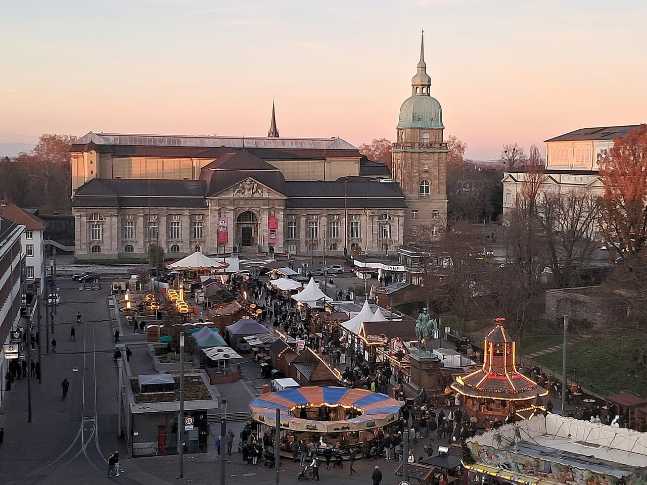 Weihnachtsmarkt auf dem Friedensplatz in Darmstadt vor dem Hessischen Landesmuseum