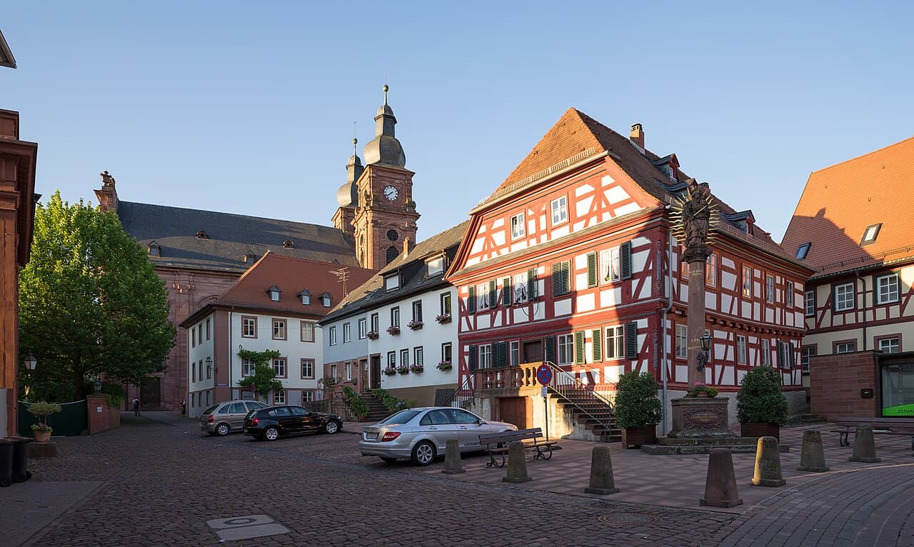 Marktplatz von Amorbach mit Mariensäule und den Türmen von St. Gangolf