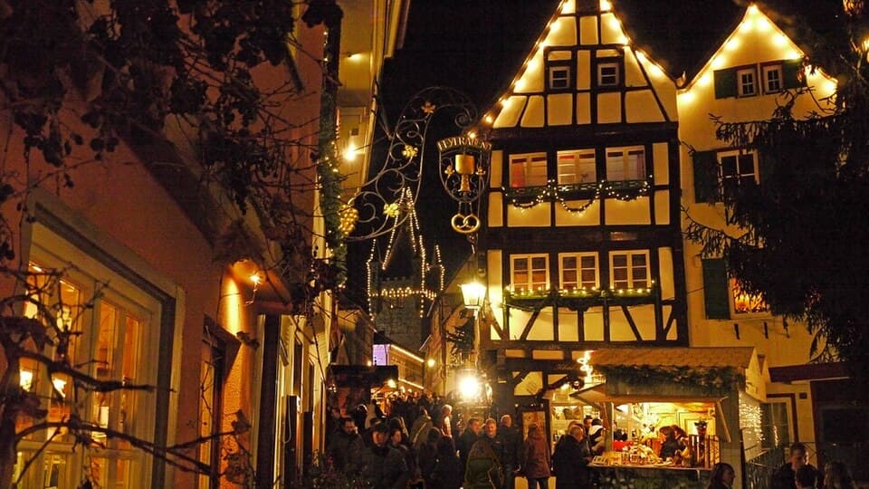 Stände des Altdeutschen Weihnachtsmarkts in der Altstadt von Bad Wimpfen