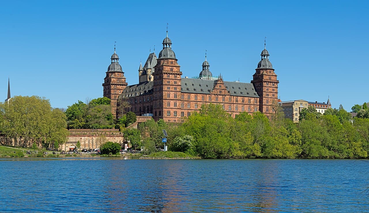 Schloss Johannisburg in Aschaffenburg vom Mainufer aus, Kulisse des Weihnachtsmarkts